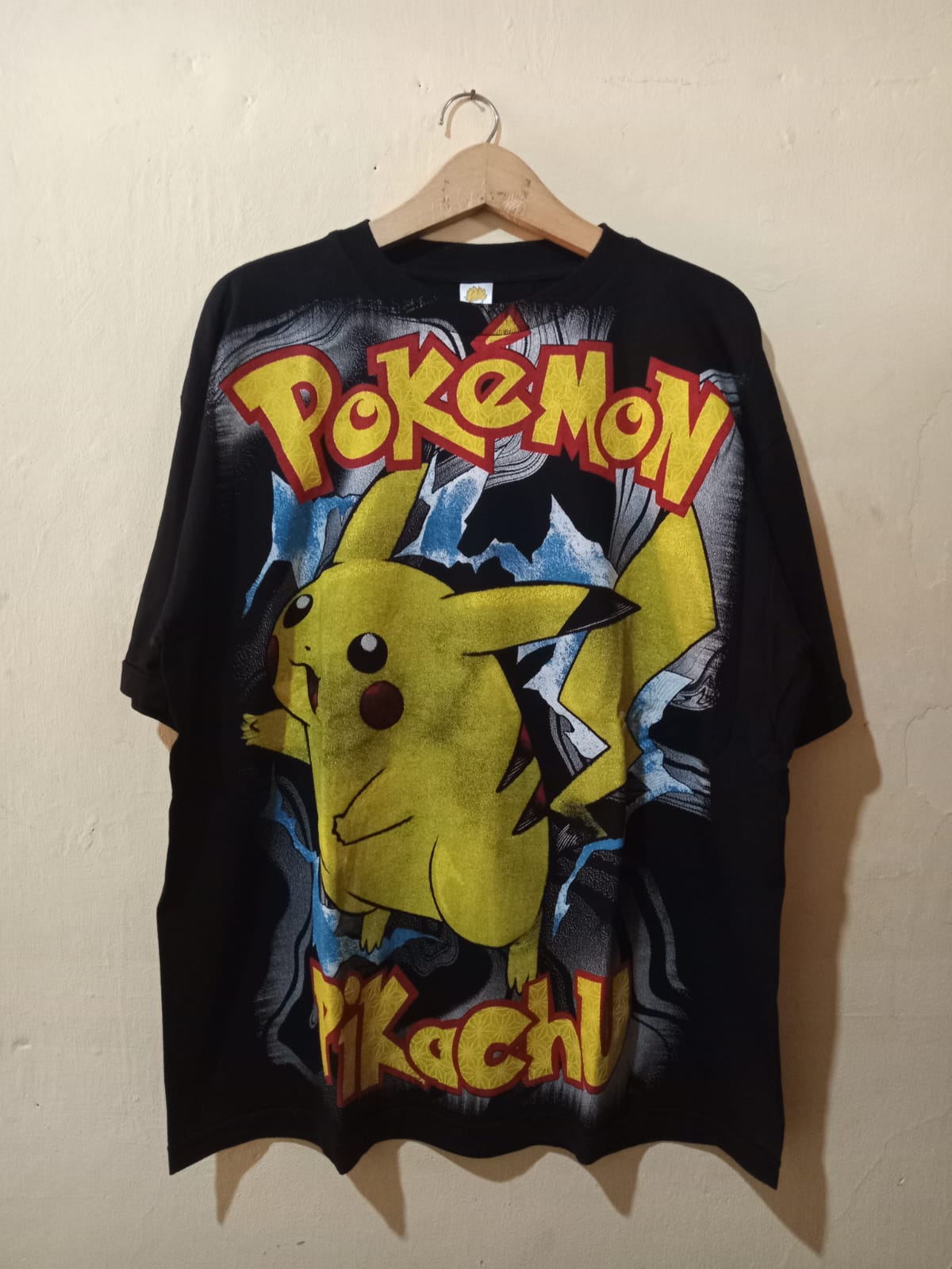 Pokemon - Pikachu with bolts front